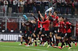 英雄联盟总决赛直播-汉堡中场连续助攻，成为进攻火力