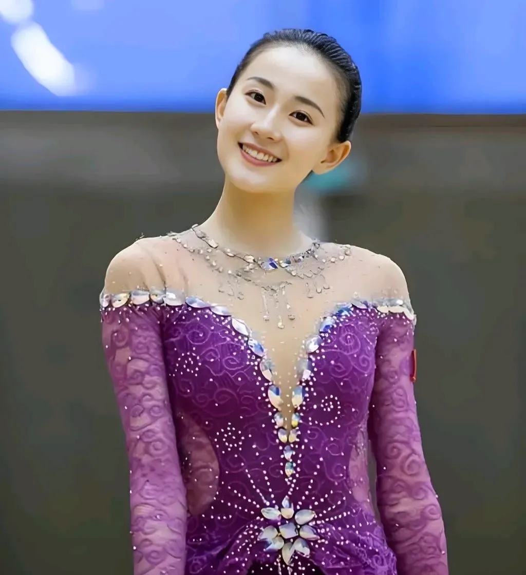 体操项目冠军惊艳上演双高杠