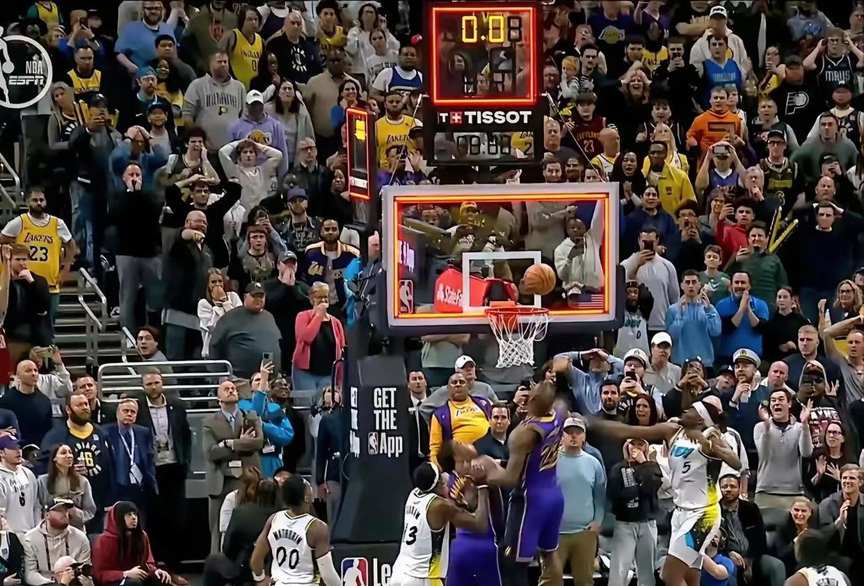 看球赛激情四射,球员实力对抗,现场尖叫 看球赛激情四射,球员实力对抗,现场尖叫