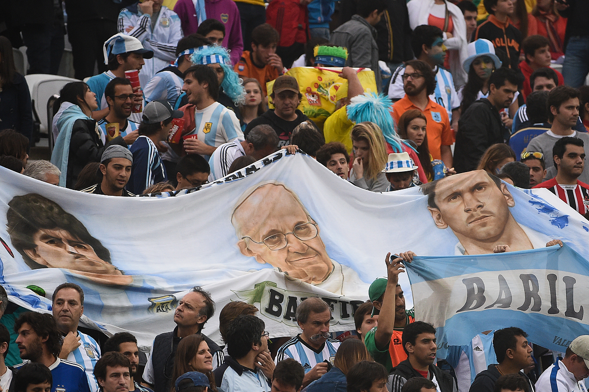 球迷疯狂庆祝！球队取得关键胜利的简单介绍