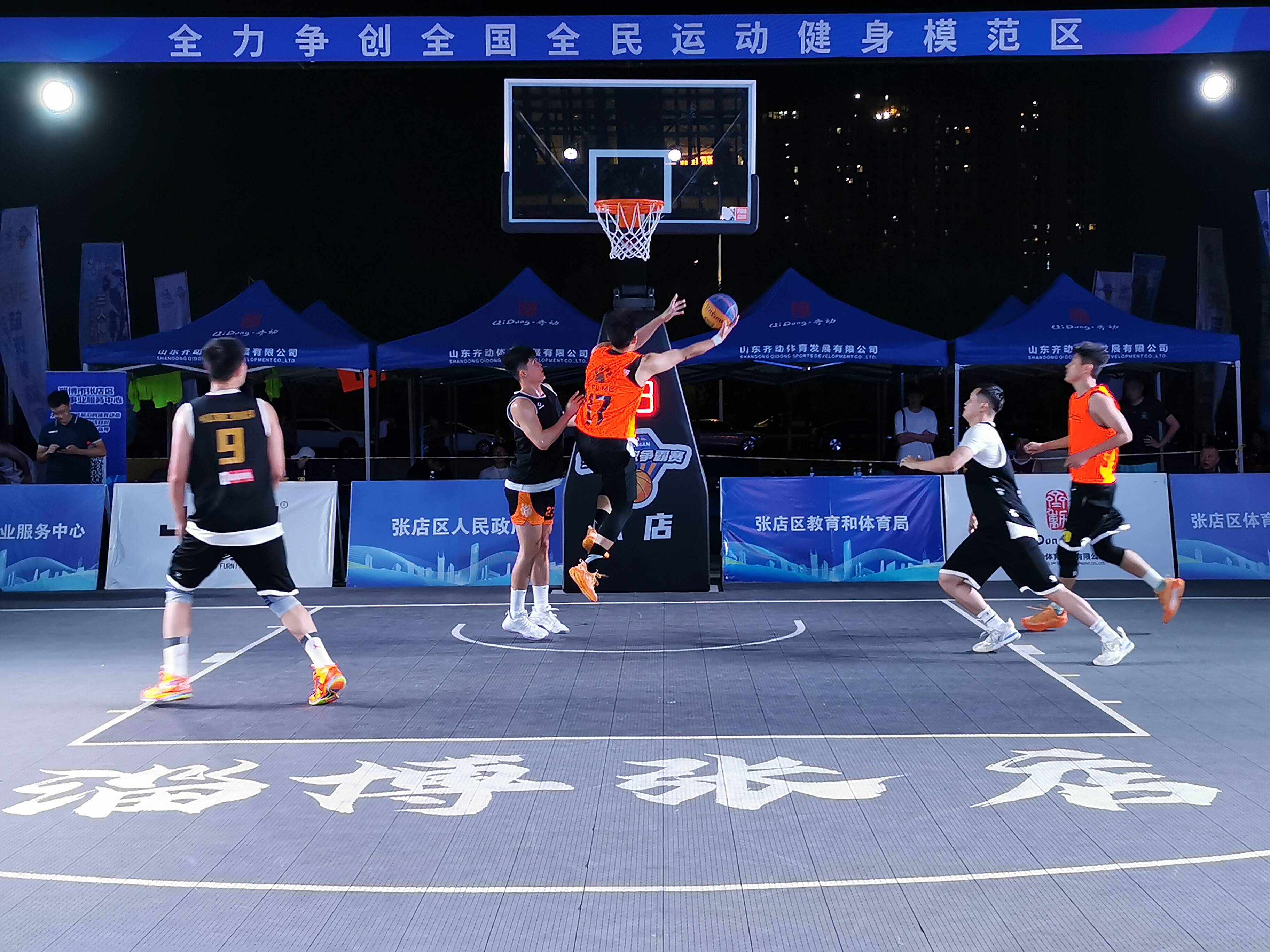 球队严阵以待，球员集体练习罚篮