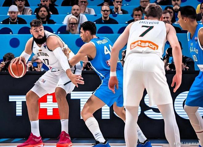 希腊篮球队队员斗志昂扬,晋级八强 希腊篮球队队员斗志昂扬,晋级八强