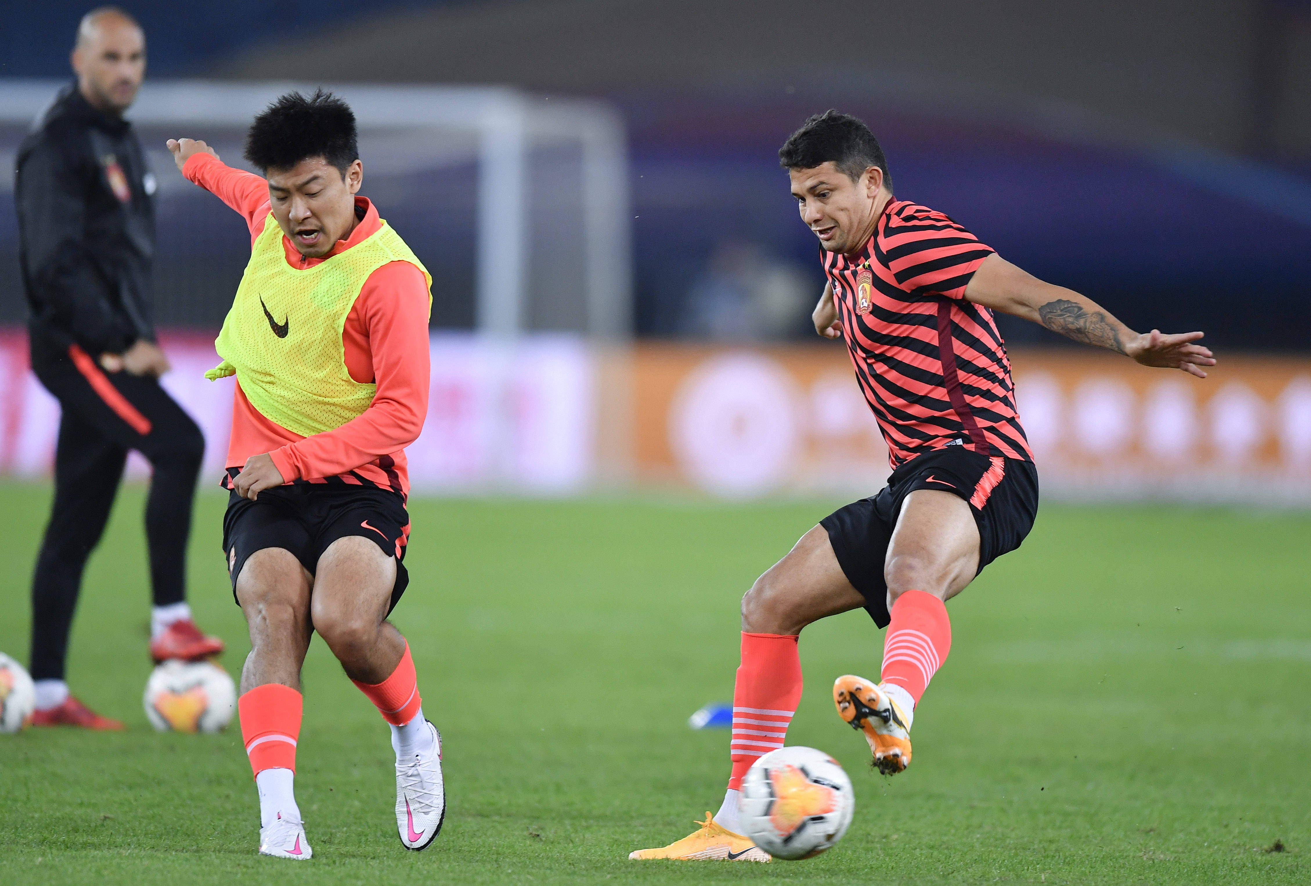 北京中赫国安挥汗如雨,继续挑战头名宝座 北京中赫国安挥汗如雨,继续挑战头名宝座