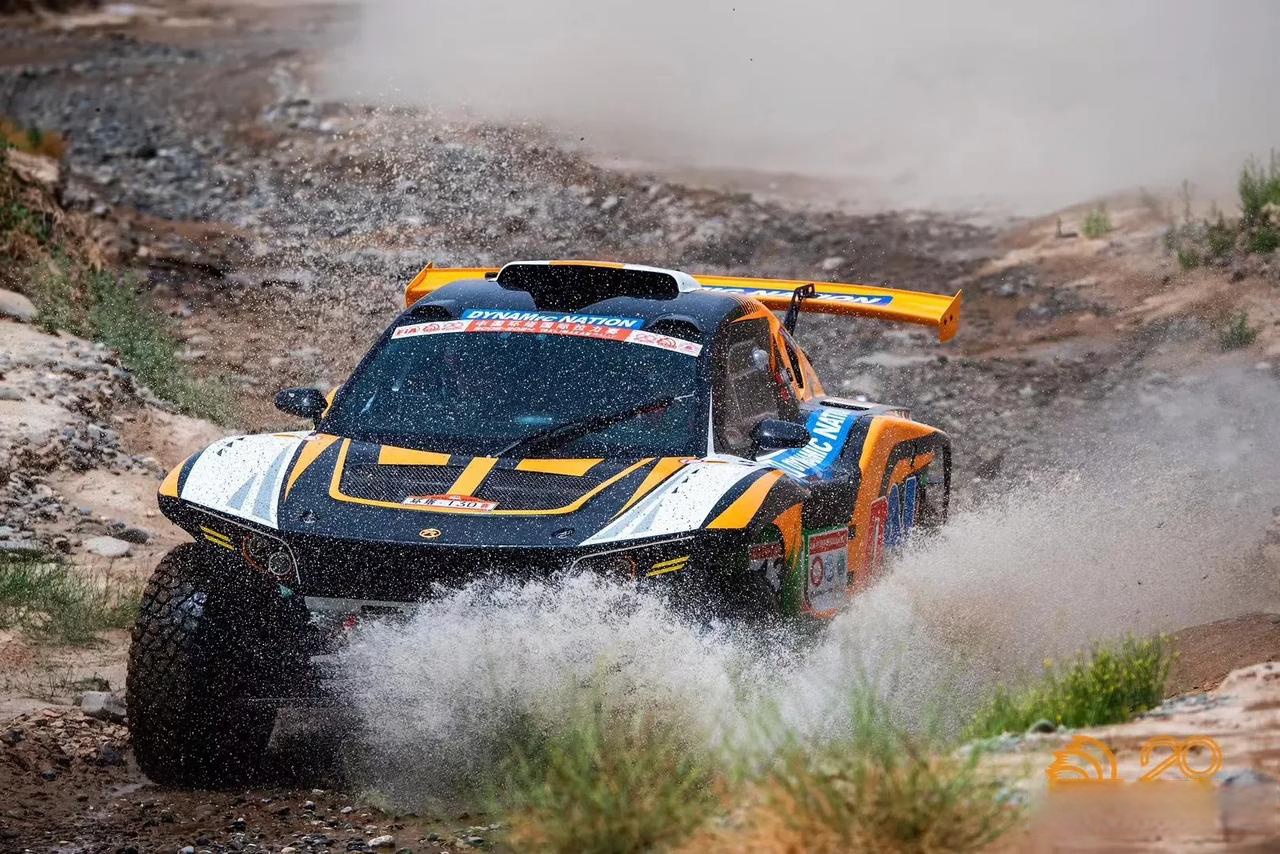 哈斯车队碾压雷诺车队,拉塞尔点燃赛场 哈斯车队碾压雷诺车队,拉塞尔点燃赛场