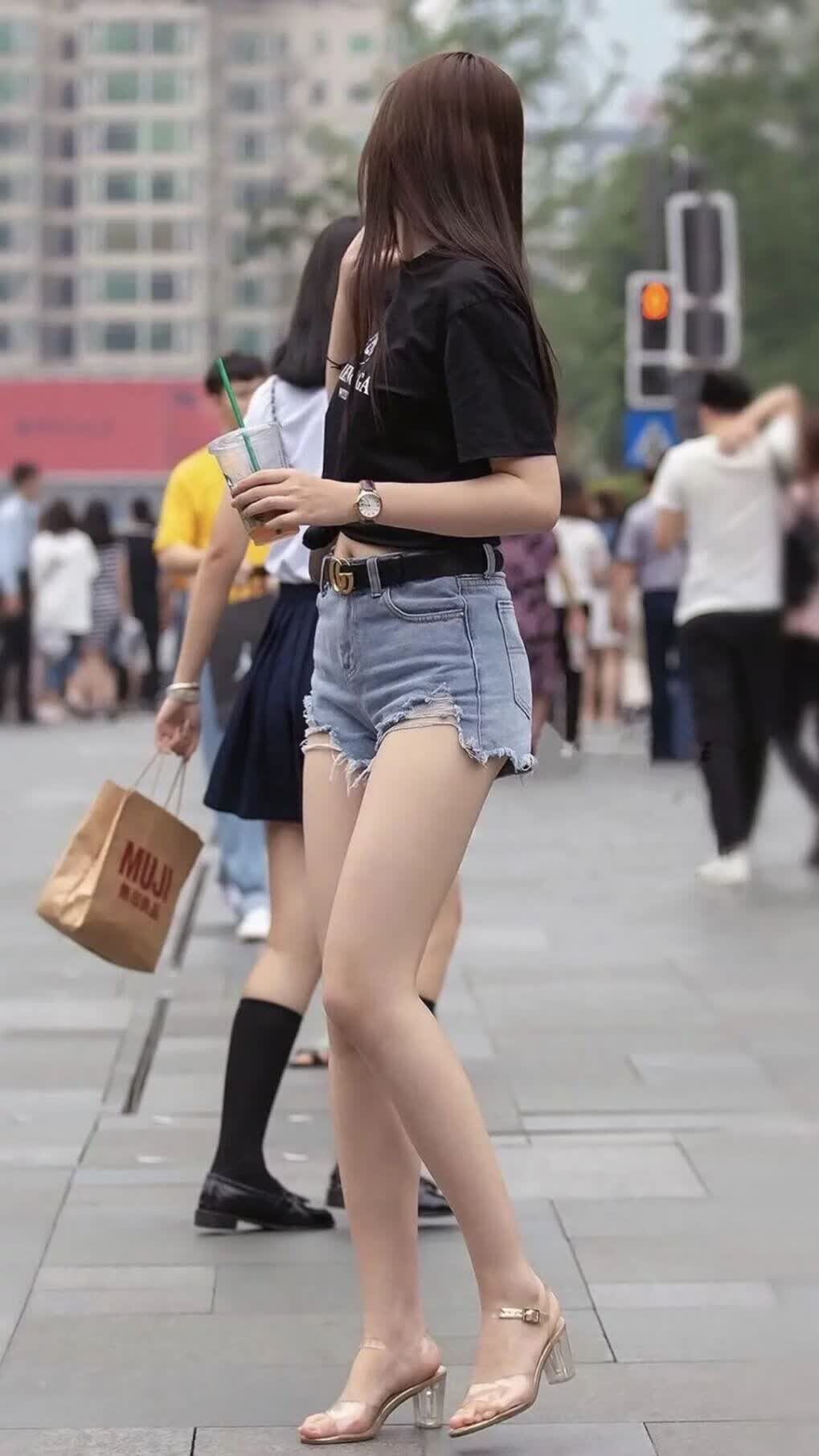 蓝衣军团的坚韧诗篇，当意大利的钢铁防线，遇上泰国足球的黄金闪电